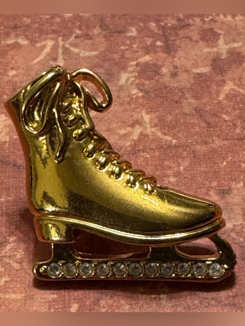 VINTAGE AVON ICE SKATE BROOCH